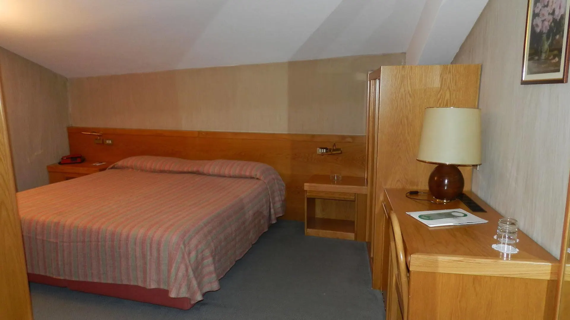 Hotel Emet 모데시모