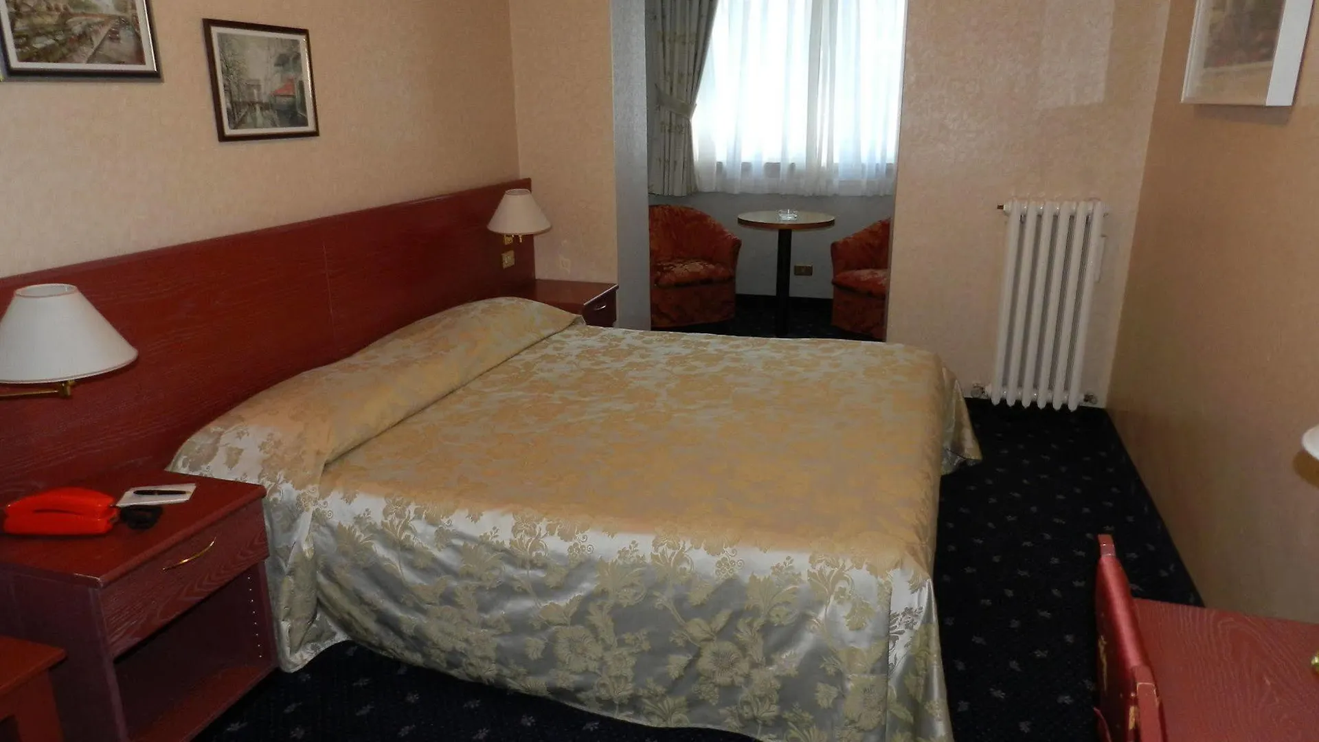 Hotel Emet 모데시모